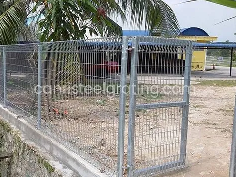 المجلفن برك السياج مع بوابة